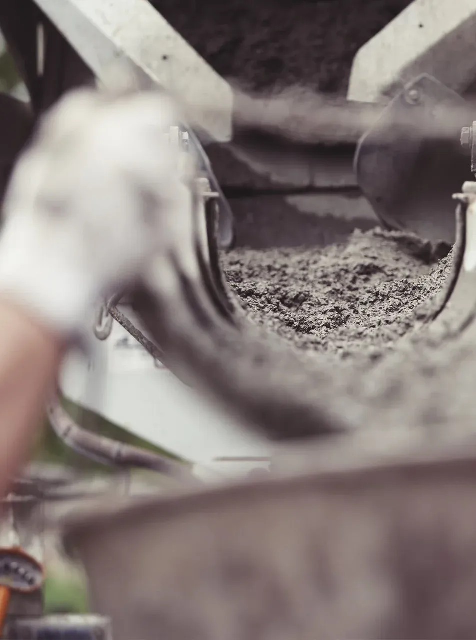 Cementbaserat reparationsbruk blandas på arbetsplats.